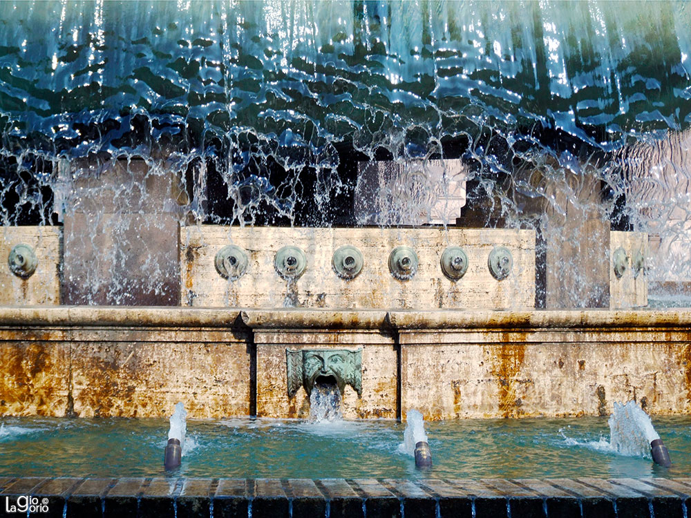 Fontana De Ferrari · Giuseppe Crosa di Vergagni (1936) · Piazza De Ferrari · Genova