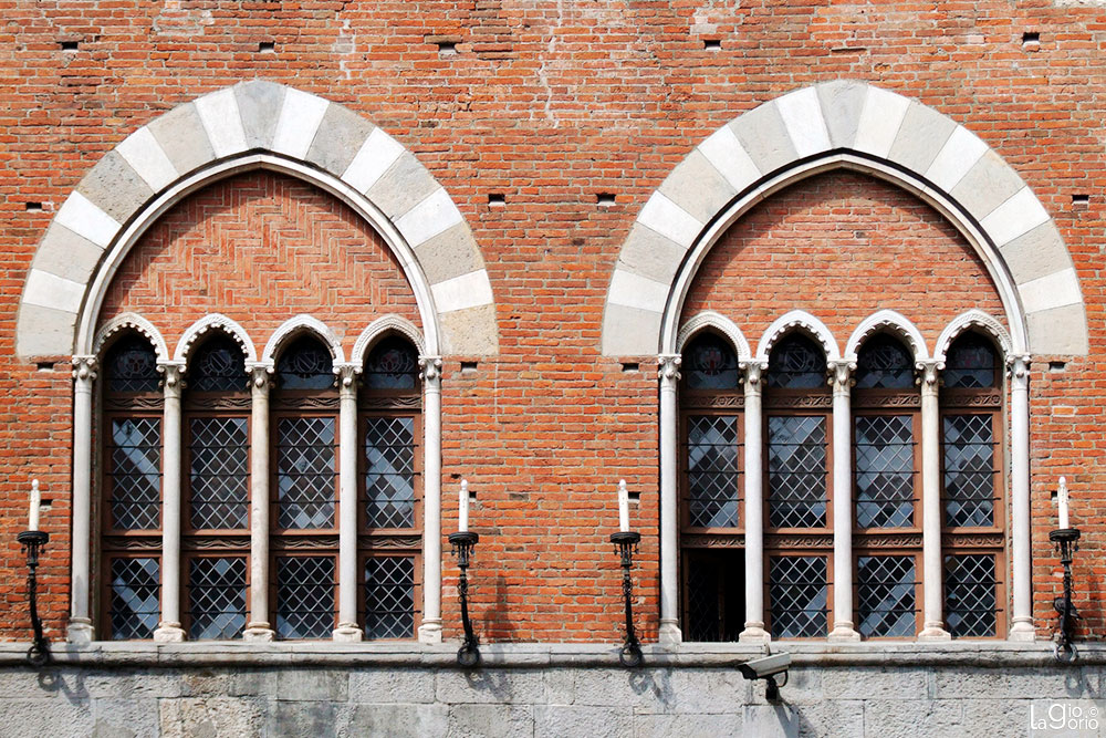 Quadrifora del palazzo di San Giorgio · Genova