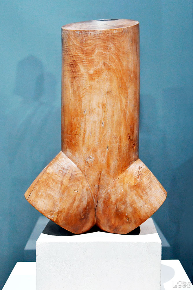 Torso di giovane uomo · Legno di noce su pietra calcarea (1923)