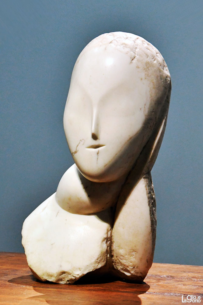 Una musa · Marmo su base in legno di quercia (1912)