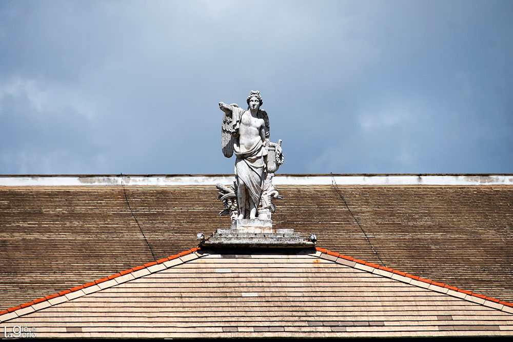 Genio dell’Armonia di Giuseppe Gaggini · Sommità del pronao del teatro Carlo Felice ·  Genova