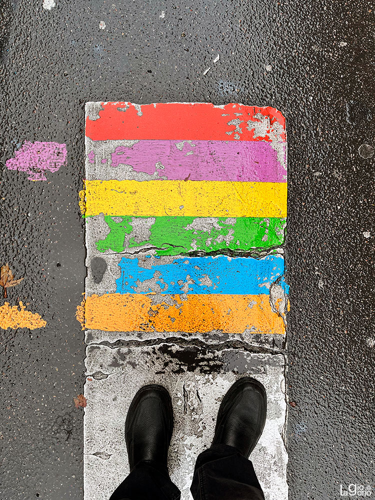 Avoir le pieds sur terre (Coi piedi per terra) · Paris