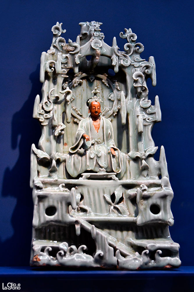 Bodhisattva Avalokiteśva (Guanyin pusa) · Arenaria con rivestimento in celadon e biscotto (1368 1644)