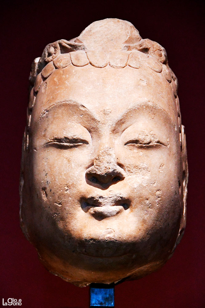 Testa di Bodhisattva · Marmo (581 618)