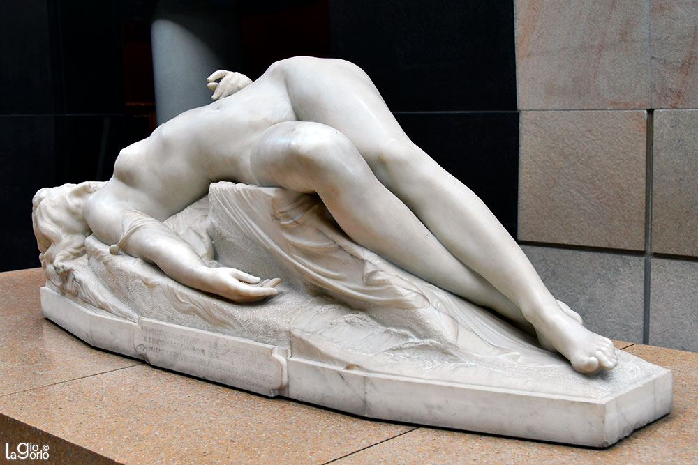 La Jeune Tarentine · Alexandre Schoenewerk · Statua sdraiata in marmo (1871)