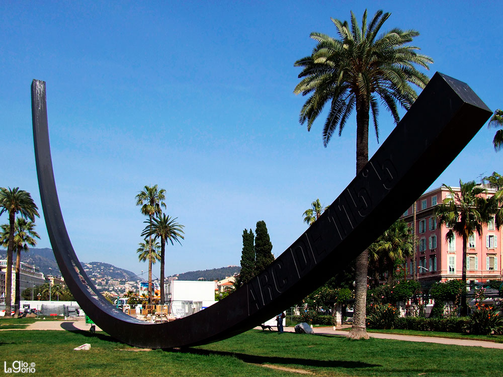 Arc de Venet · Scultura in metallo di Bernar Venet · Giardini Alberto I · Nice