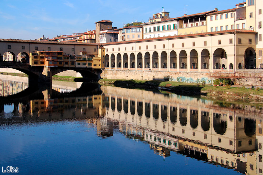 Gli Uffizi specchiati nell'Arno · Firenze