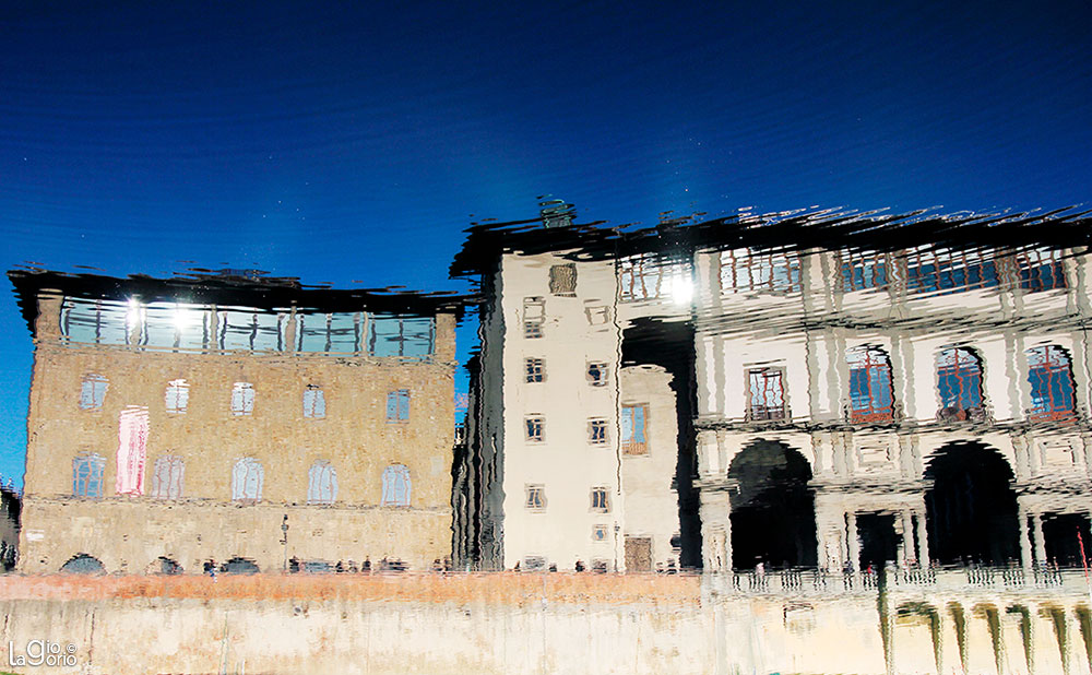 Museo Galileo e Terrazza Vasaria riflessi nell'Arno · Firenze