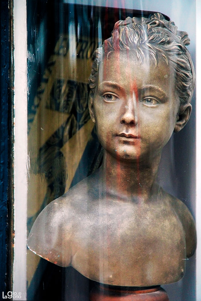 Uno sguardo alla vetrina · Paris