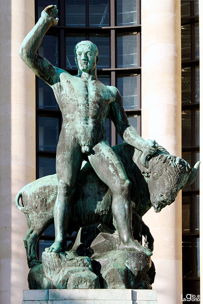 Hercule domptant un bison · Albert Pommier (1937) · Terrasse du Palais de Chaillot · Paris