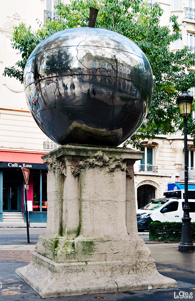 La Quatrième Pomme · Franck Scurti · 2011 · Boulevard de Clichy · Paris